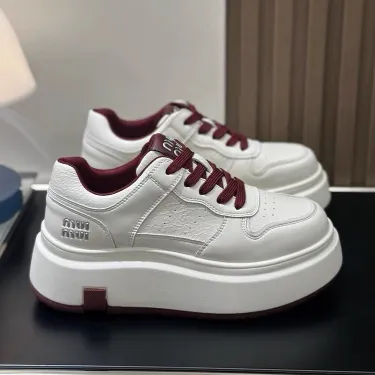 Thick-soled white shoes